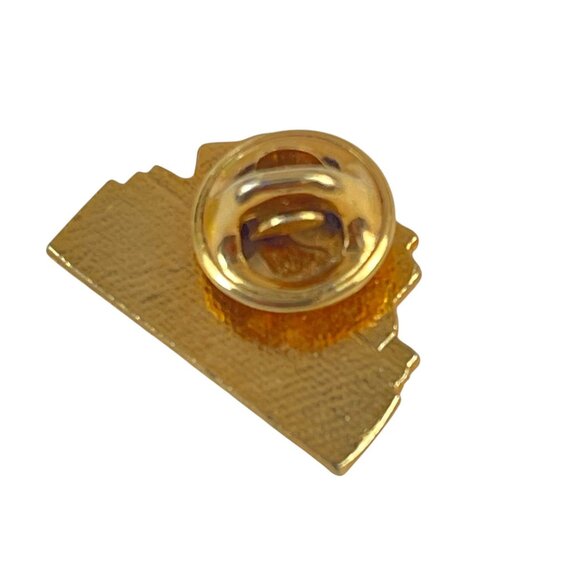 Casino de Montréal Souvenir Lapel Pin Gold Enamel Vintage Canada Badge - Picture 4 of 5